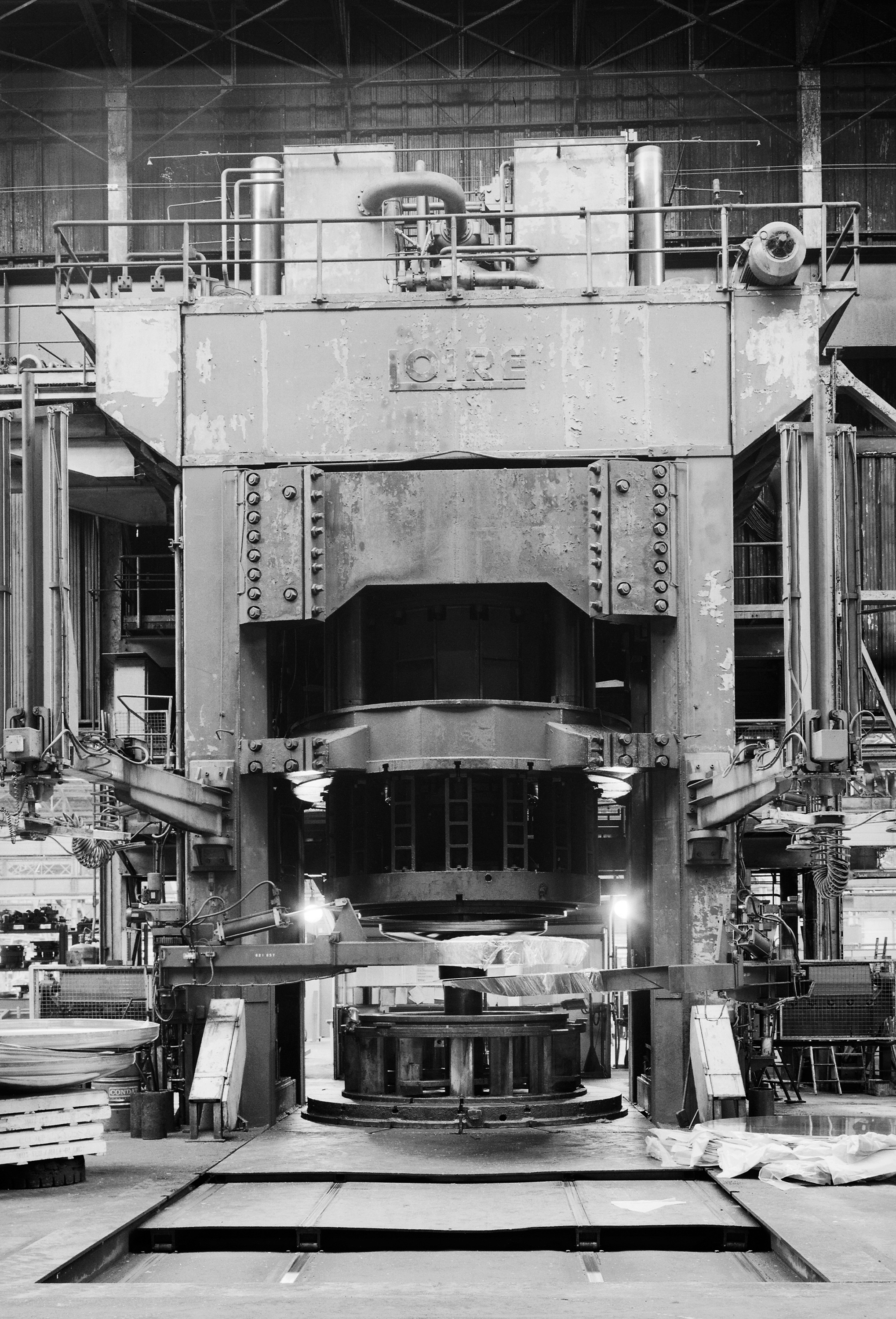 Hall 6 : vue générale de la presse Loire, 2 600 tonnes, emboutissant à froid.