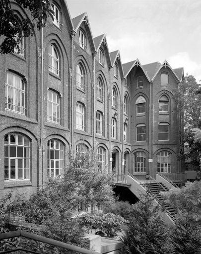 Façade sur le jardin, détail de élévation de l'aile droite qui abritait la maternité, vue de trois-quarts gauche.