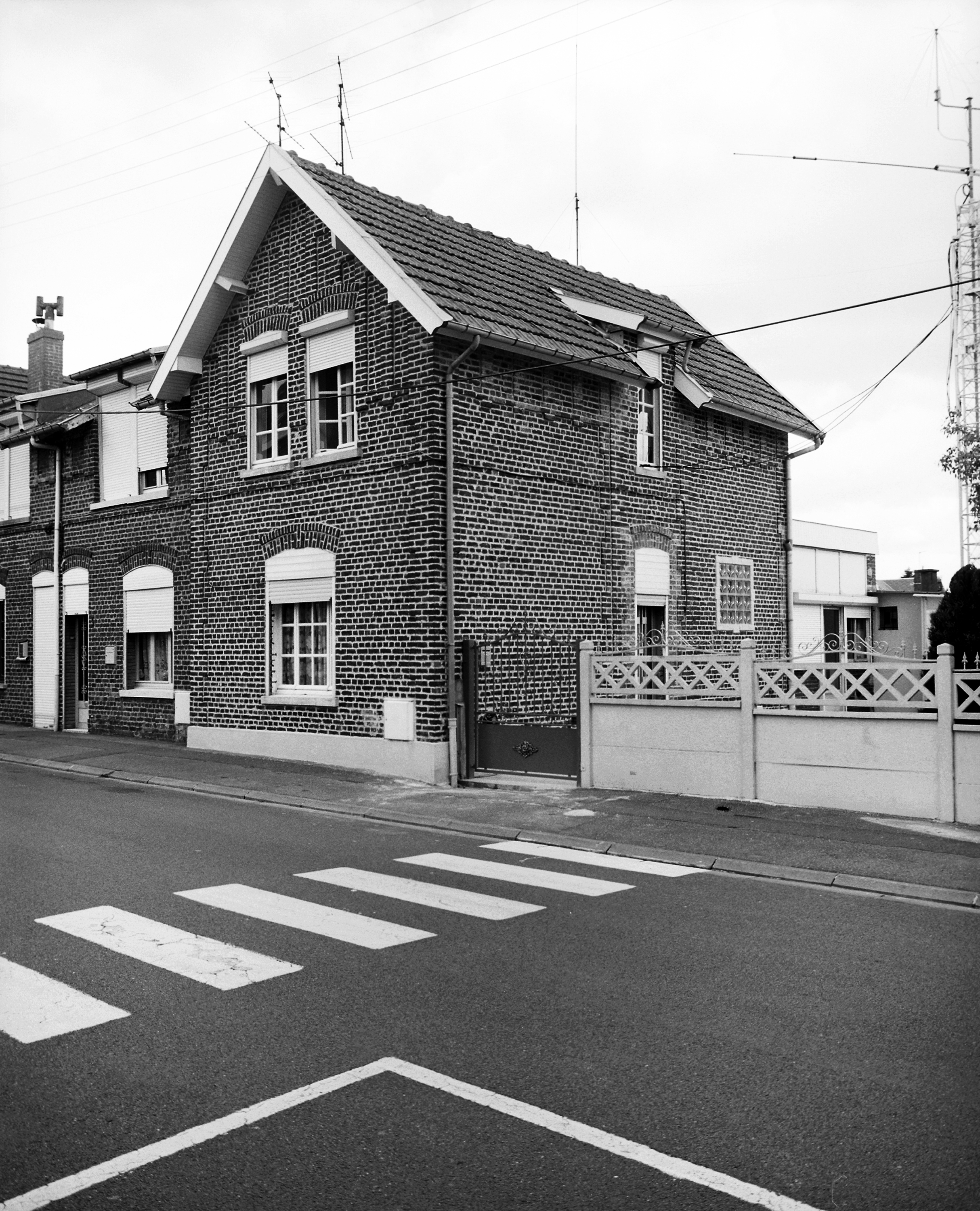Vue générale de la maison faisant l'angle du module de six maisons au numéro 12, rue Gambetta.