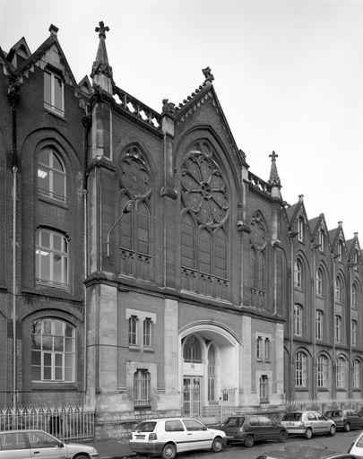 Façade sur la rue du Port, détail de l'avant-corps central.
