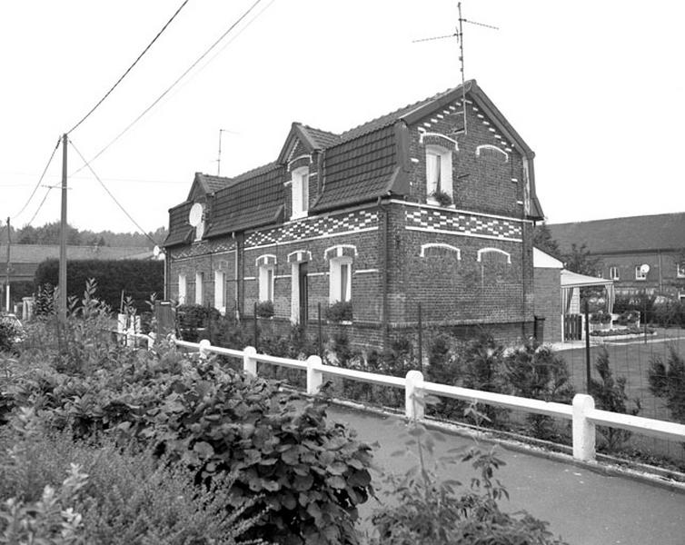 Maison ouvrière jumelée de type Escarpelle 1903, située 1, 3 rue de Fismes à Courcelles-lès-Lens.