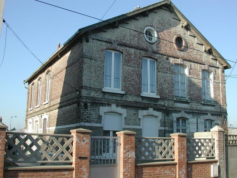 Maison d'employés à étage, de 2 logements, vue générale.
