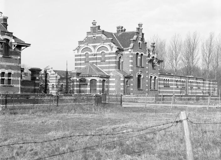L'entrée principale de la ferme et l'habitation du chef d'élevage à droite. Vue d'ensemble de trois-quarts gauche depuis la route en 2003.