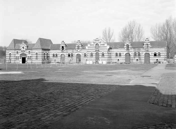 Façade sur cour des étables et d'un corps de bâtiment servant de magasin en 2003.
