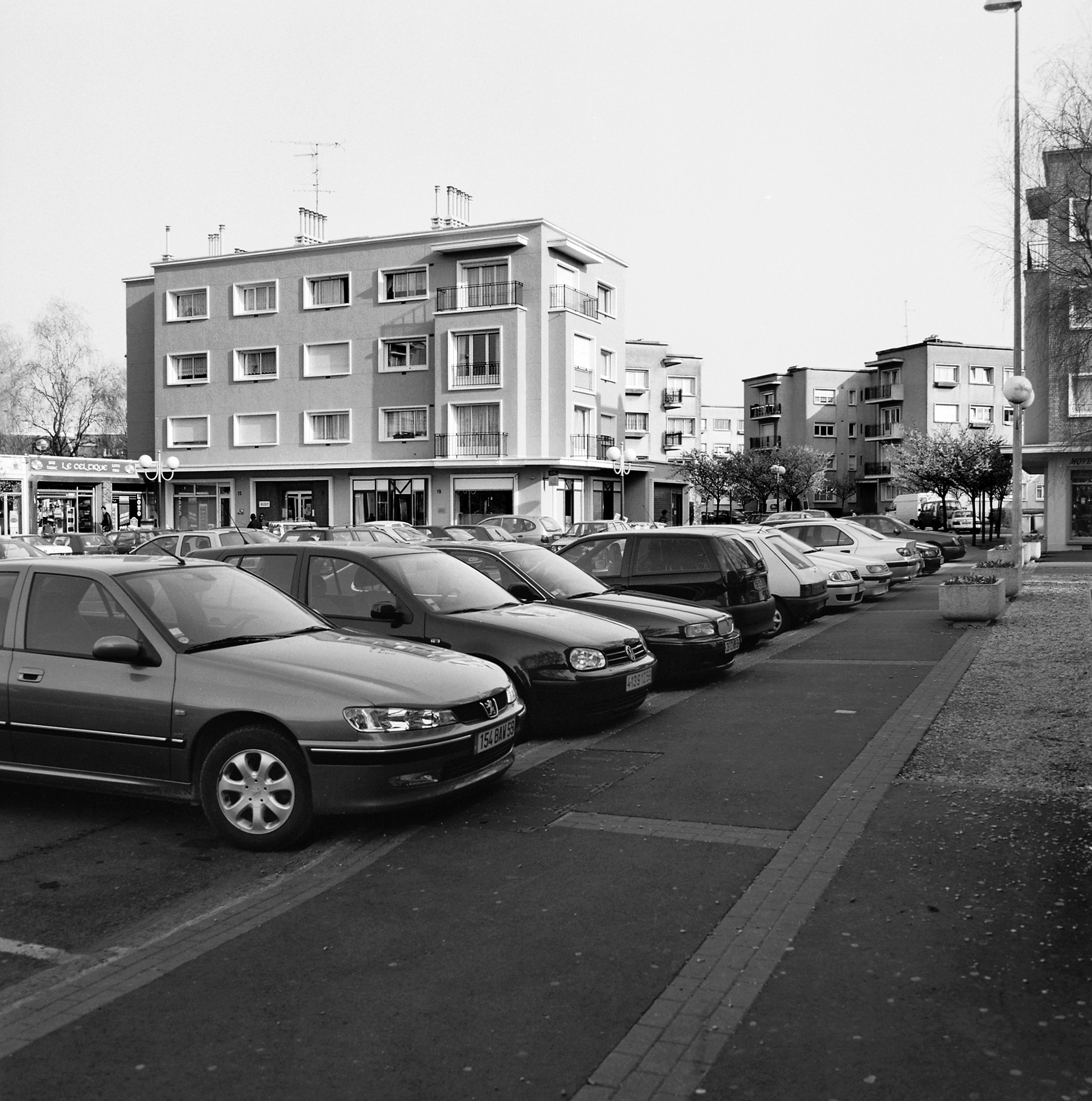 Vue générale de l'immeuble Bizet et perspective sur la rue des Arts.