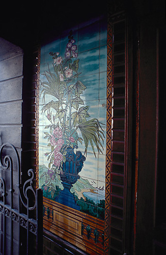 Porche, détail : décor de céramique à gauche en entrant.