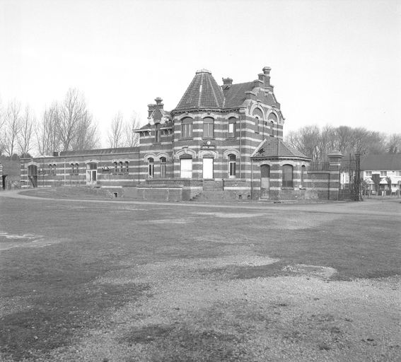Habitation du chef d'élevage, vue d'ensemble sur cour en 2003.