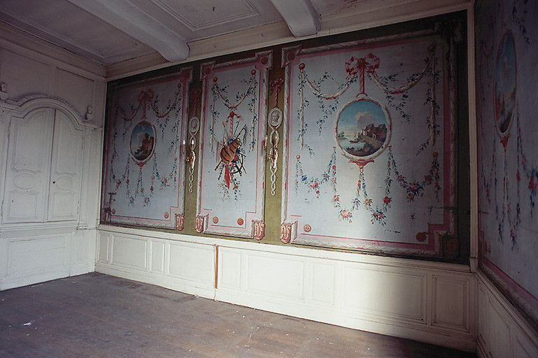 Intérieur, premier étage, salle nord-est dite salle des bateliers, vue partielle : toiles peintes.