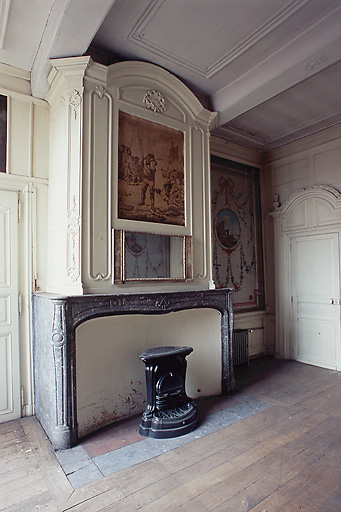 Intérieur, premier étage, salle nord-est dite salle des bateliers : vue partielle, cheminée et toile peinte à sa droite.