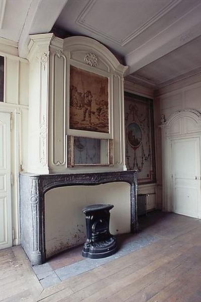 Ensemble du décor de la salle des bateliers (plafond, lambris de hauteur, lambris d'appui, placards (2), manteau de cheminée, trumeau de cheminée, dessus-de-porte, tableau) ; Maison de la corporation des bateliers de Condé, actuellement presbytère