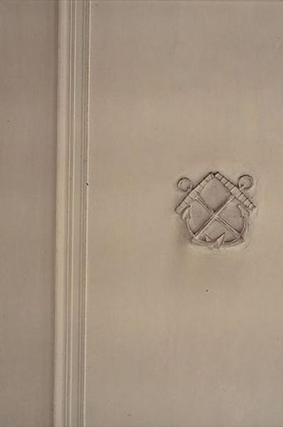 Ensemble du décor de la salle des bateliers (plafond, lambris de hauteur, lambris d'appui, 2 placards, manteau de cheminée, trumeau de cheminée, dessus-de-porte, tableau)