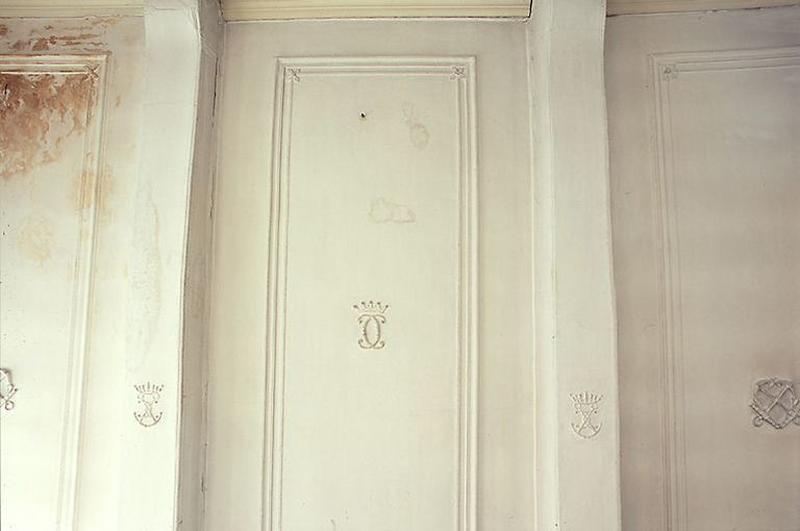 Ensemble du décor de la salle des bateliers (plafond, lambris de hauteur, lambris d'appui, placards (2), manteau de cheminée, trumeau de cheminée, dessus-de-porte, tableau) ; Maison de la corporation des bateliers de Condé, actuellement presbytère
