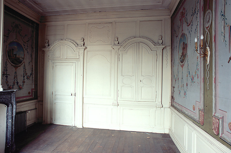 Intérieur, premier étage, salle nord-est dite salle des bateliers, vue partielle : porte, lambris de hauteur et placards.