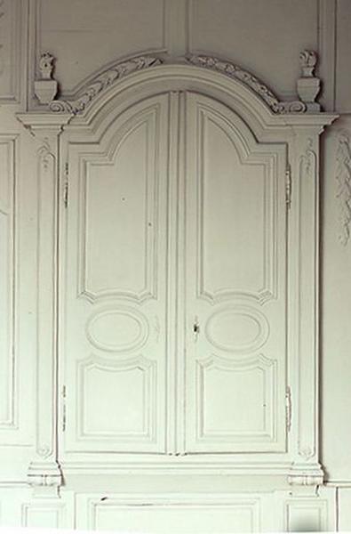 Grand placard, fermé.