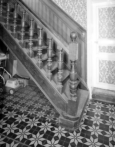 Intérieur, rez-de-chaussée, couloir : escalier, départ de la volée.