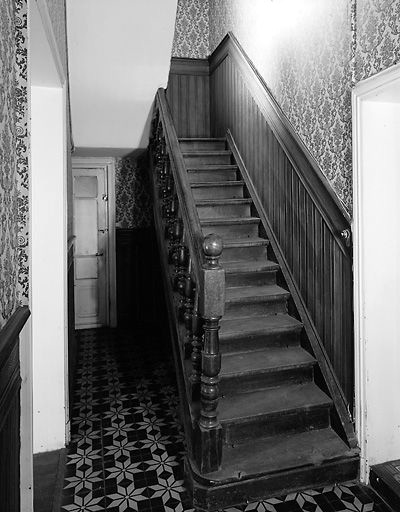 Intérieur, rez-de-chaussée, couloir : montée de l'escalier vers le 1er étage.