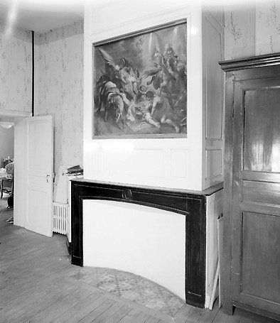 Intérieur, premier étage, pièce sud-est, vue partielle : cheminée.