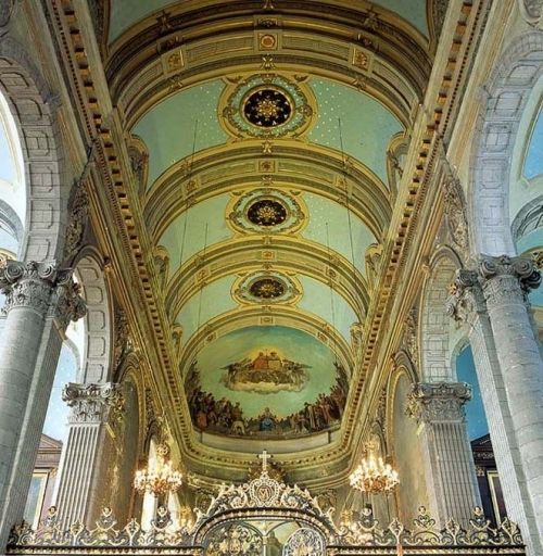 Vue générale de la voûte de la nef centrale.