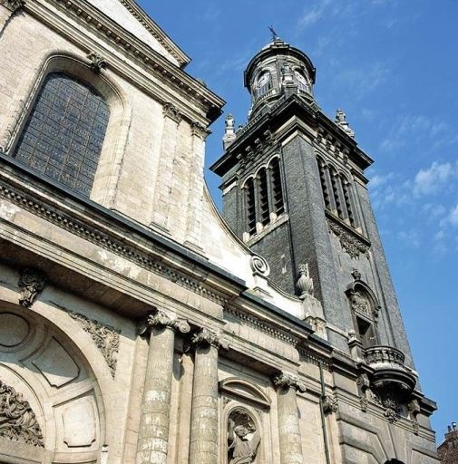 Détail de la façade et du clocher de l'église.