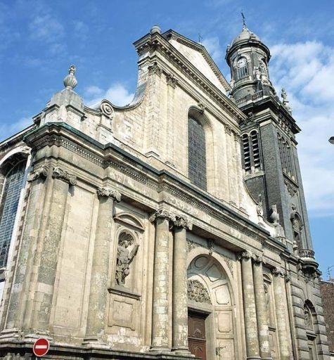 Vue générale de la façade de l'église.