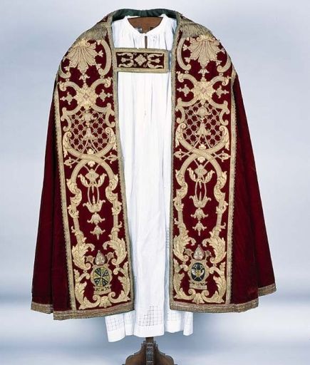 Ornement doré : 4 chapes, dalmatique, chasuble, tunique, voile de calice