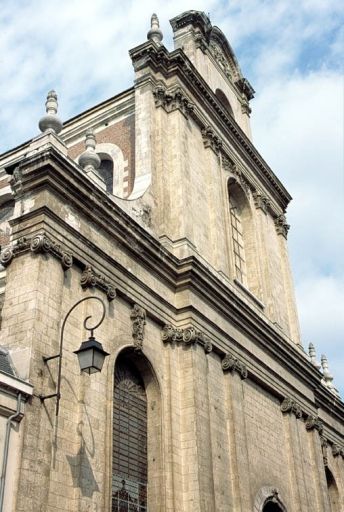 Vue générale de la façade de l'église.