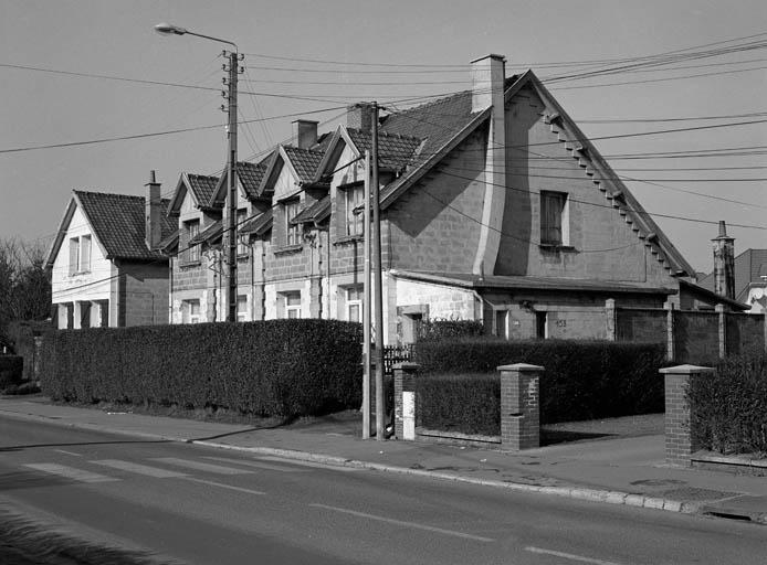 Ancienne coopérative transformée en 3 logements, 158, 160, 162 rue Emile Basly.