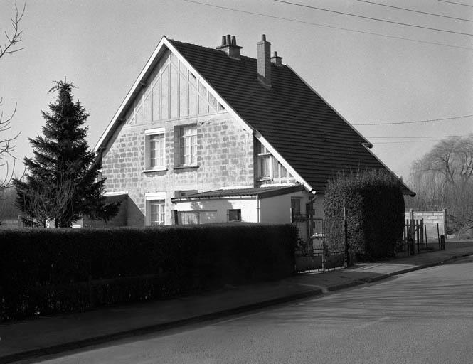 Ancienne maison du garde, transformée en groupe de 2 logements, type O petite, avec dépendances, 187, 189 rue des Fusillés.