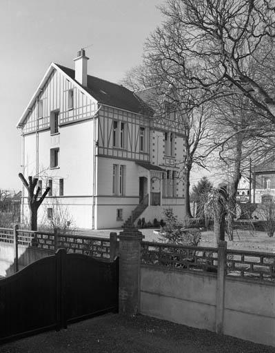 Vue antérieure d'une maison d'ingénieur situé rue Basly.