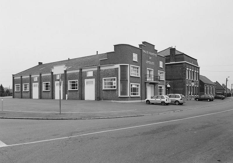 Vue générale de la salle des fêtes, de la mairie et de l'école.