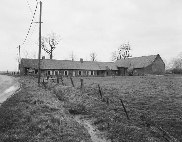 Ferme en L, rue du Faux.