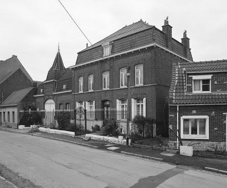 Ferme, 51-59, rue de l'Eglise.