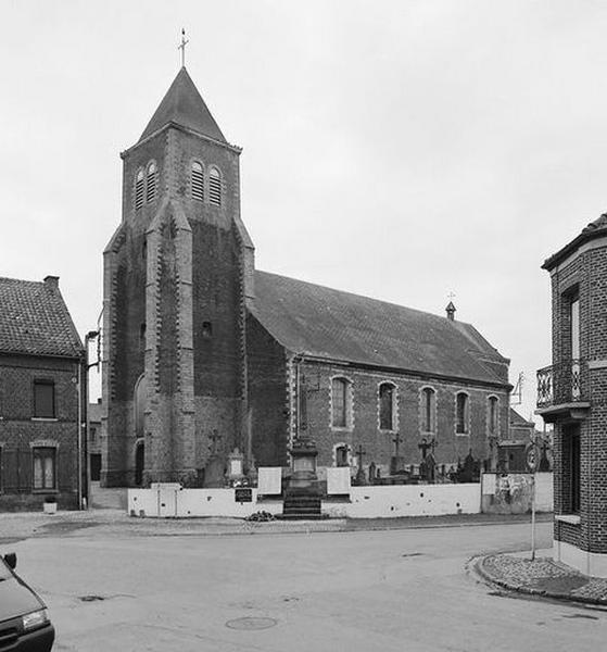 Vue générale de trois quarts, depuis la rue de la Place.