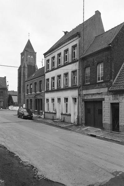 Maison à trois niveaux, 23, rue de l'Eglise.