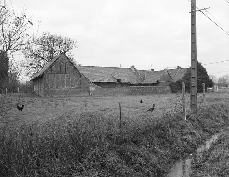 Ferme, rue du Faux, pan de bois dans le mur de la grange.