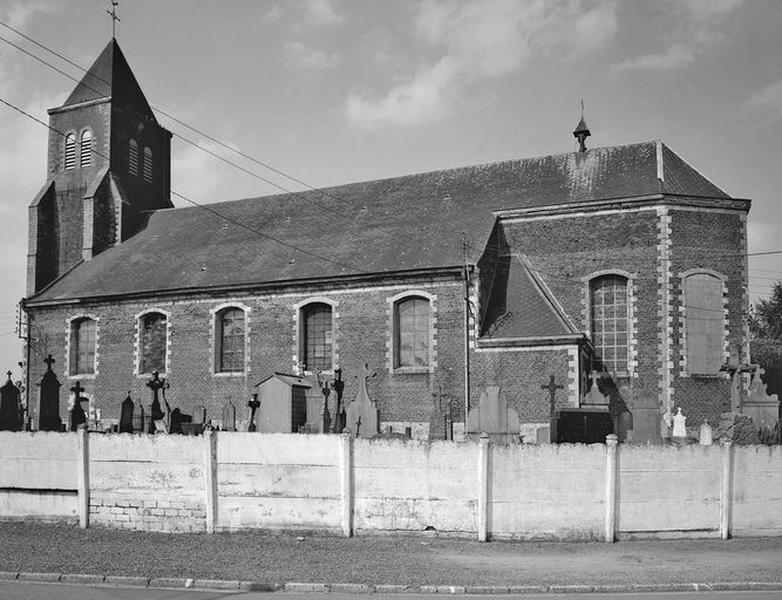 Vue générale de trois quarts, le cimetière au premier plan.