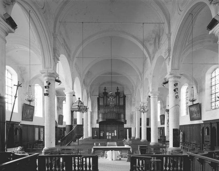 Vue générale intérieure vers l'entrée.