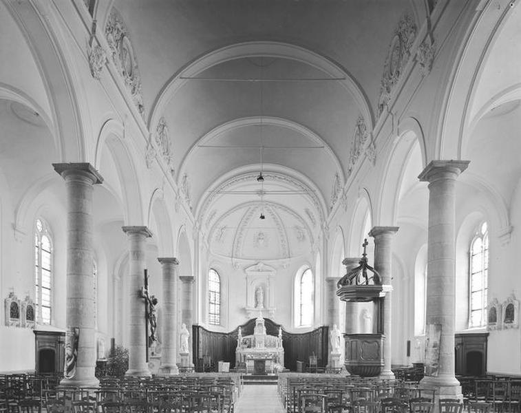 Vue générale intérieure vers le choeur.