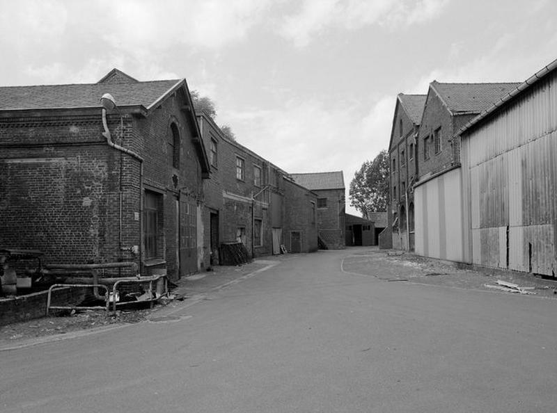 Vue intérieure de la cour, bâtiments industriels.