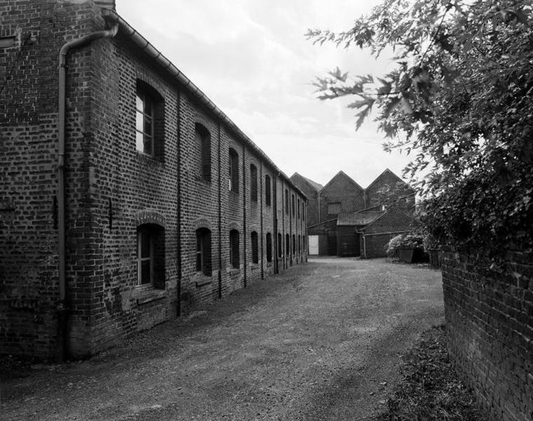 Vue intérieure de la cour, partie originelle des bâtiments industriels.