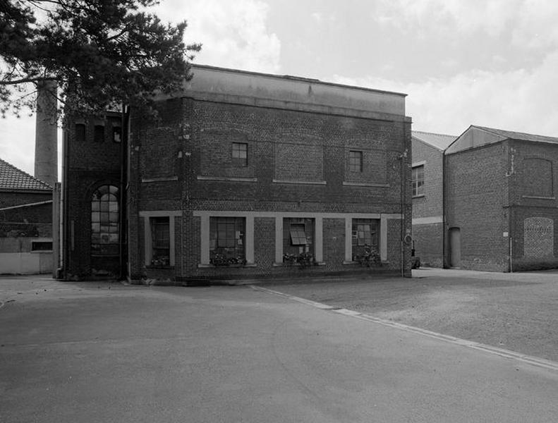 Vue intérieure de la cour, travée originelle des bâtiments industriels.