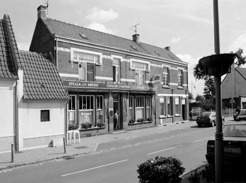 Vue générale d'un café construit pendant l'entre-Deux-Guerres, rue Ricquier.