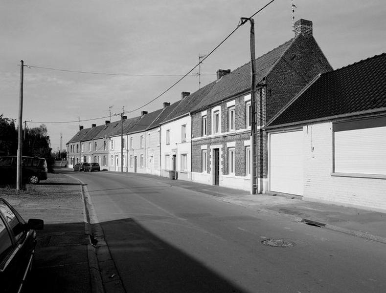 Alignement de maisons, rue de l'ancienne poste.