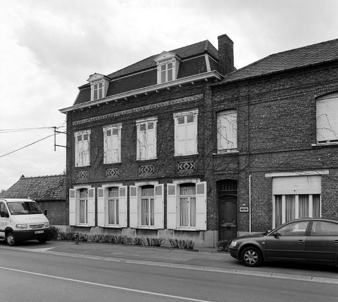 Façade sur rue de la maison patronale.