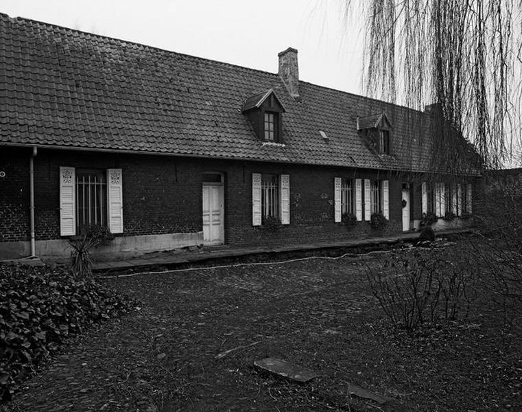 Vue générale de la façade du logis sur cour.