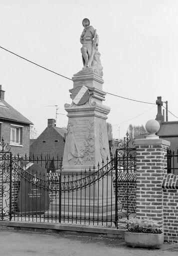 Le monument aux morts, à l'entrée du cimetière entourant l'église.