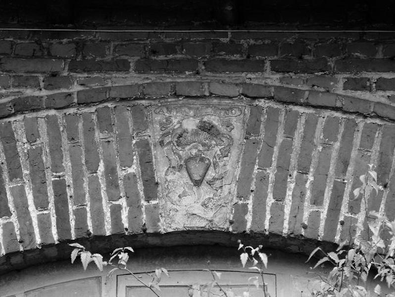 Clé avec armoiries sur l'arc du passage traversant de l'ancienne grange.