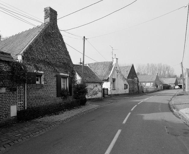 Alignement des fermes rue du Vieux-Condé.