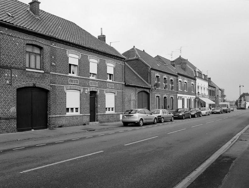 Alignement de maisons de bourg, rue de l'Eglise.