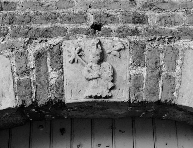 La clé du portail portant les armoiries.